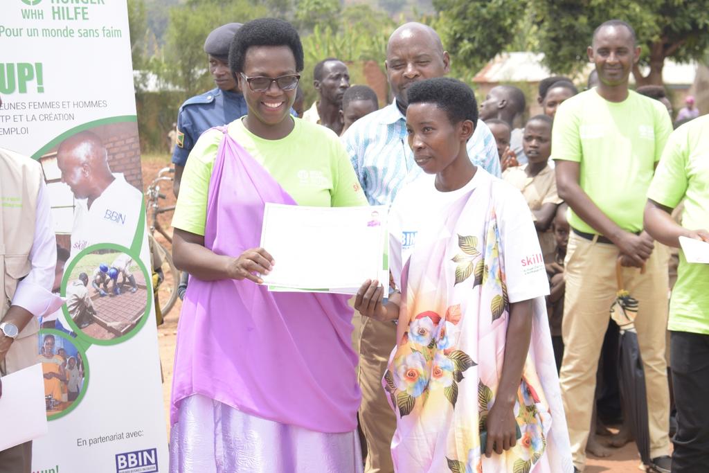 ABPInfos's tweet photo. 1/n #Burundi:189 lauréats des centres d'enseignement des métiers #Mwenya, #Buhoro et #Rushubije en @KirundoProvince ont décroché des certificats après la formatº dans les différentes filières via le projet Skill Up de @WHHBurundi en collaboratº avec Burundi Business incubator https://t.co/50YJYXla2m