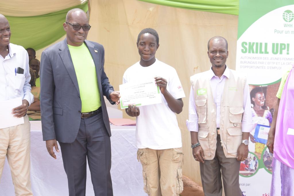 ABPInfos's tweet photo. 1/n #Burundi:189 lauréats des centres d'enseignement des métiers #Mwenya, #Buhoro et #Rushubije en @KirundoProvince ont décroché des certificats après la formatº dans les différentes filières via le projet Skill Up de @WHHBurundi en collaboratº avec Burundi Business incubator https://t.co/50YJYXla2m