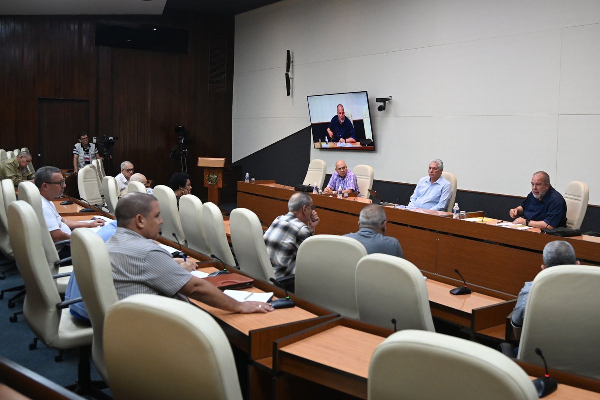 🇨🇺| El presidente <a href="/DiazCanelB/">Miguel Díaz-Canel Bermúdez</a> chequeó esta tarde noche los trabajos de restablecimiento del sistema electroenergético. 

El 16% de los consumidores ya cuentan con energía eléctrica, y se generan cerca de 500 megawatts.

En próximas horas seguirá subiendo carga el sistema.