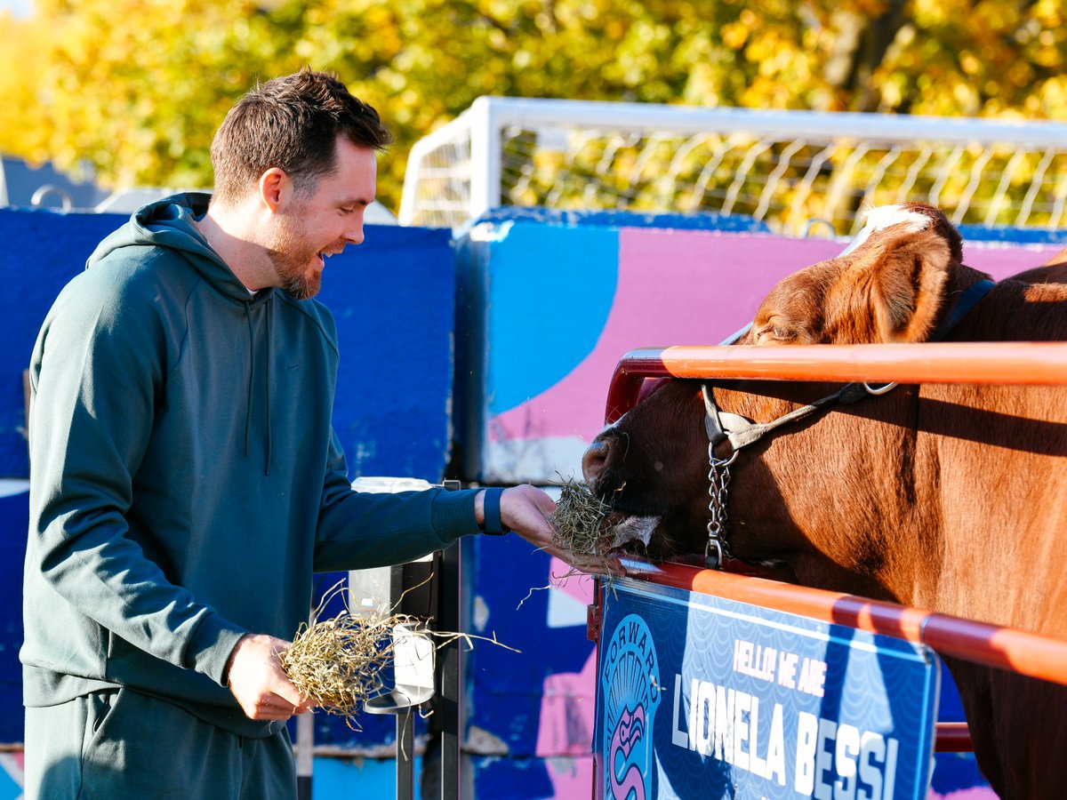 ForwardMSNFC's tweet photo. A very Wisconsin Moment. 🦌 🐄 🦩
#Bucks #Cows #Mingos #Besties https://t.co/nZSXNbw9Yc