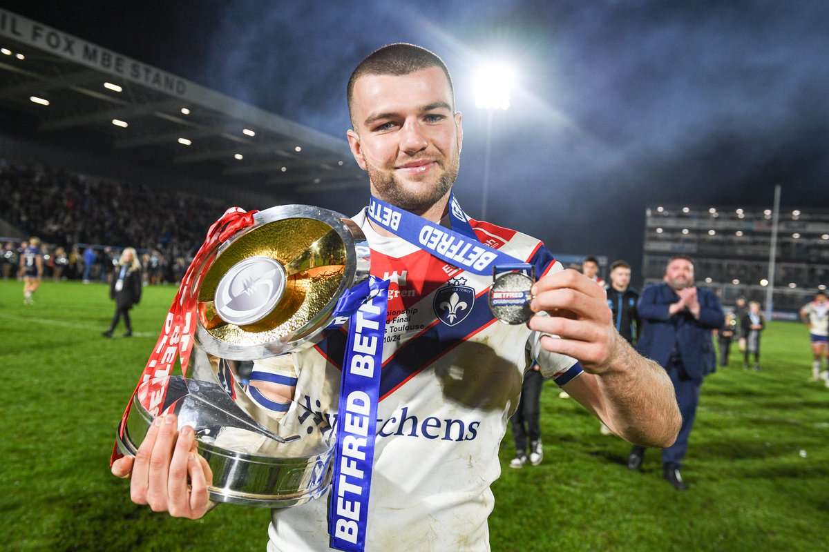 💿 OUR RECORD BREAKER!!!

FIRST PERSON EVER TO SCORE 5️⃣0️⃣0️⃣ POINTS IN A SINGLE SEASON!

Oh and he got married this week...congrats!

#UpTheTrin