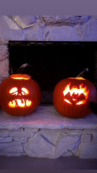 2 pic. I never showed you guys my pumpkins how cool are they?!?! https://t.co/Vm8iIEGUPU