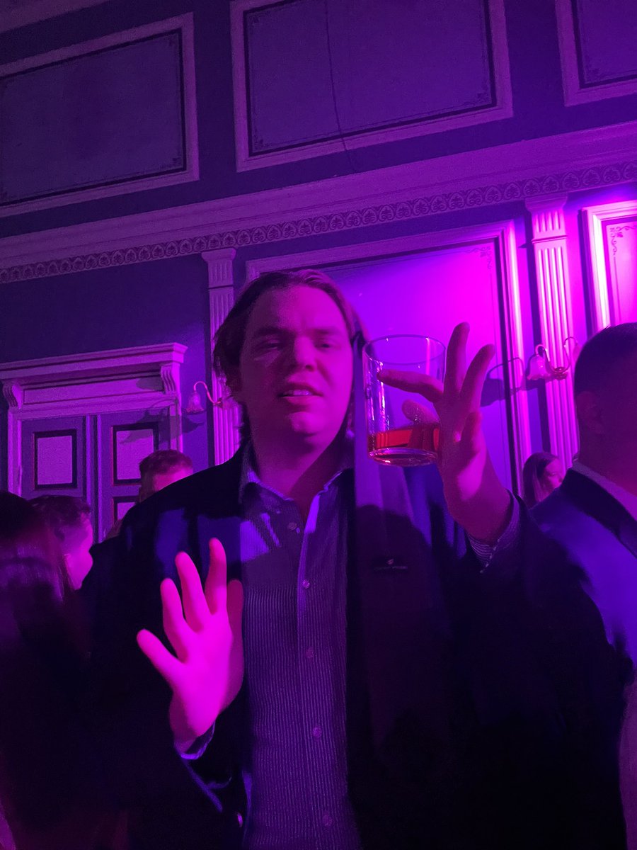 Stelpan mín þarf ekki að reykja úti! <a href="/Kjartanleifurs/">Kjartan Leifur🇮🇸🇮🇸🇮🇸</a>