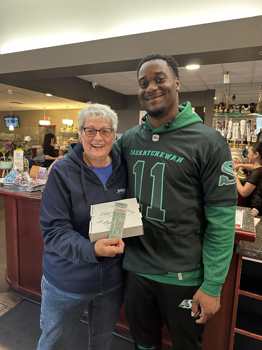 sskroughriders's tweet photo. Rider Nation 🤝 @wpizz

Malik and Godfrey took time to enjoy some of Regina’s best pizza with some of its greatest people—and even surprised a few fans with tickets to Saturday’s game! https://t.co/25ynv9Douk