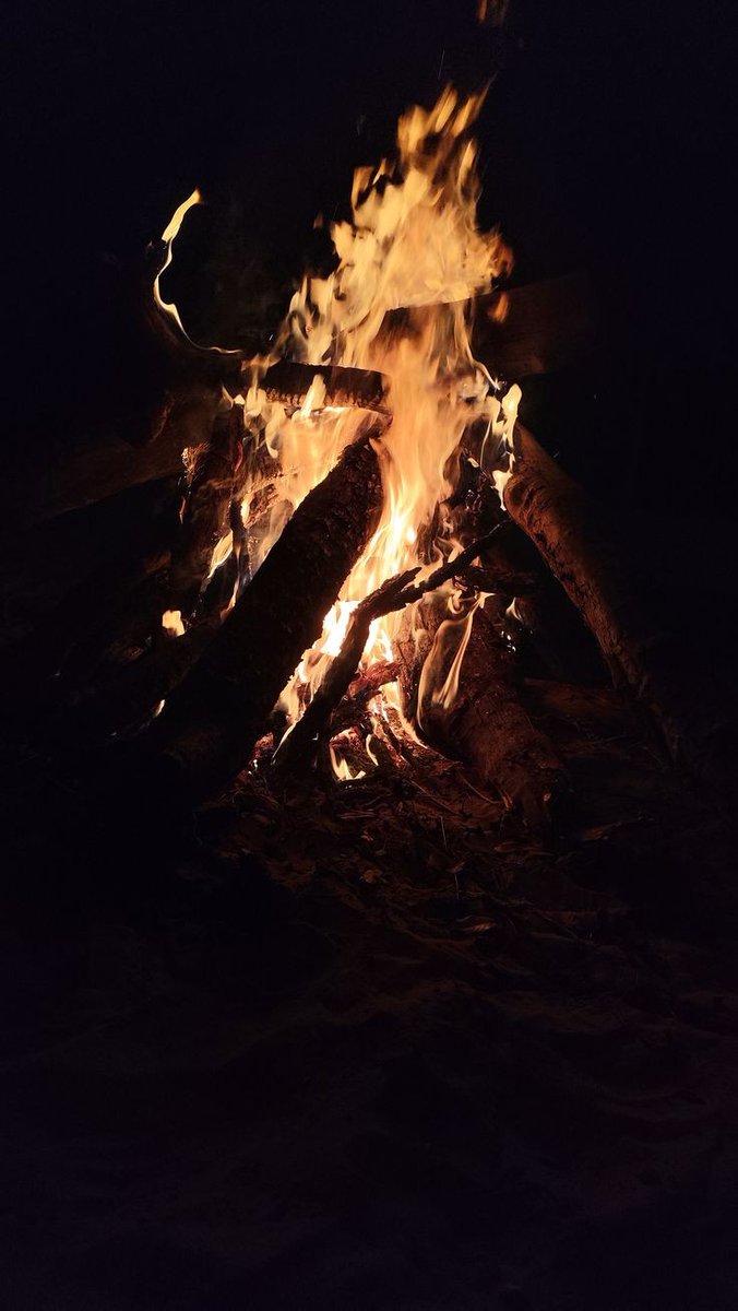 ponyevelynn's tweet image. ㅤㅤㅤㅤㅤㅤㅤㅤㅤㅤㅤㅤㅤㅤㅤㅤㅤㅤ

                     🏕*🏕
ㅤ
           ⠀Vamos nos esquentar a beira da fogueira?

@CLRPG