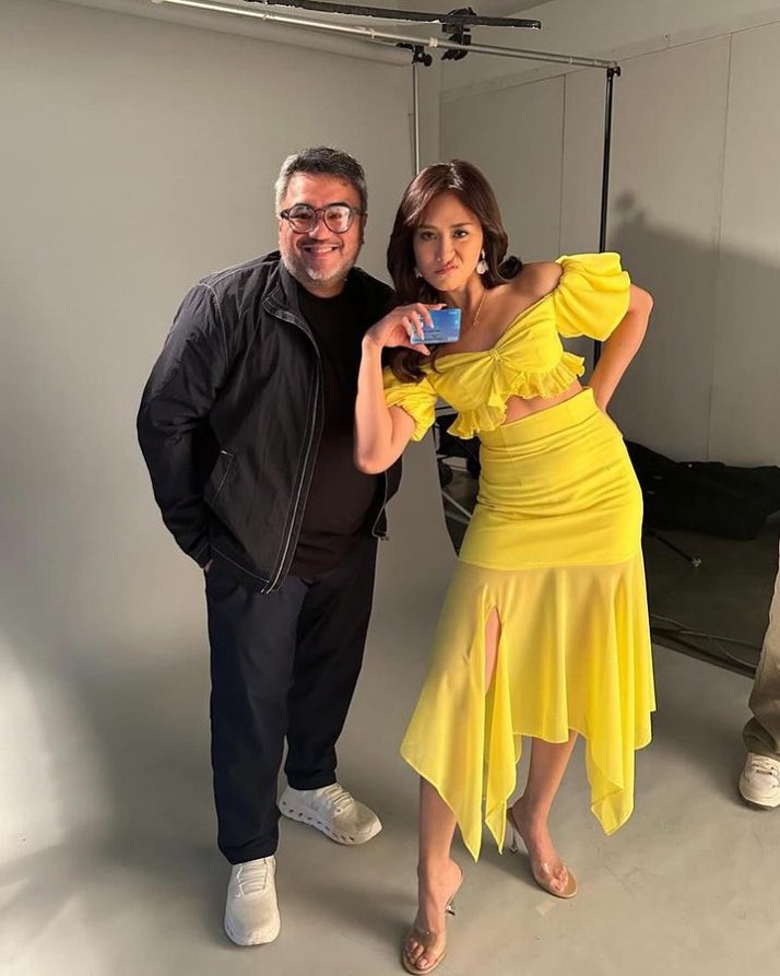 BS36487382's tweet photo. Sarah G #GotBookt for BDO. 💳 @JustSarahG with pres Ranvel during #JustDebitDebit TVC shoot for BDO. #ashmatt
📸: Ranvel Rufino https://t.co/ojYkwrl8tx