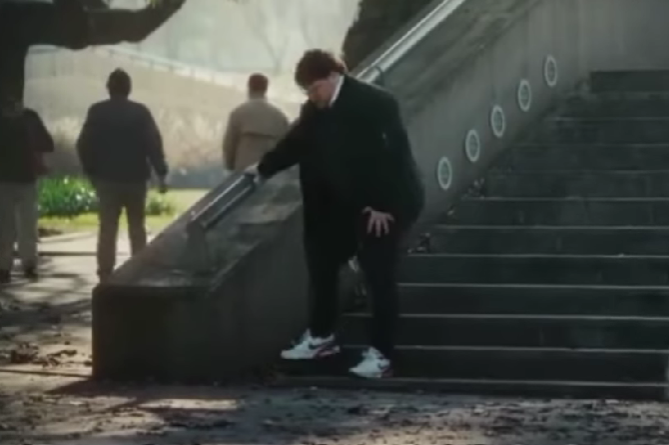 dugless1ders's tweet photo. Nike has lost their dagum mind expecting peeps to believe this guy ran a marathon😂

New Slogan #JustLie https://t.co/q3yjOM2fmO