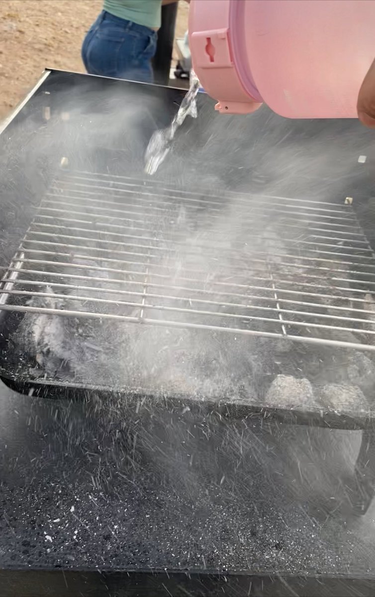 NestorRob10's tweet photo. @MaruCampos_G  desde cuando no podemos hacer una carnita asada en el parque reliz ? Siempre ha sido una tradición para los de Chihuahua https://t.co/x1jCA9mzVW