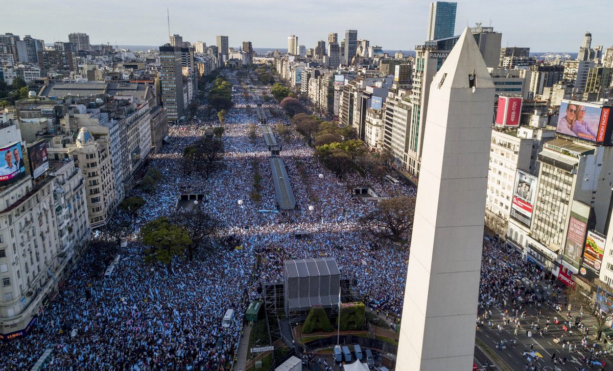 Hace 5 años cientos de miles de argentinos cerrábamos un ciclo de marchas en todo el país en pos de decir con fuerza que queríamos manetener el rumbo del cambio.

Una emocionante manifestación pública como nunca antes se vio en nuestro país, movilizada por el aliento y la