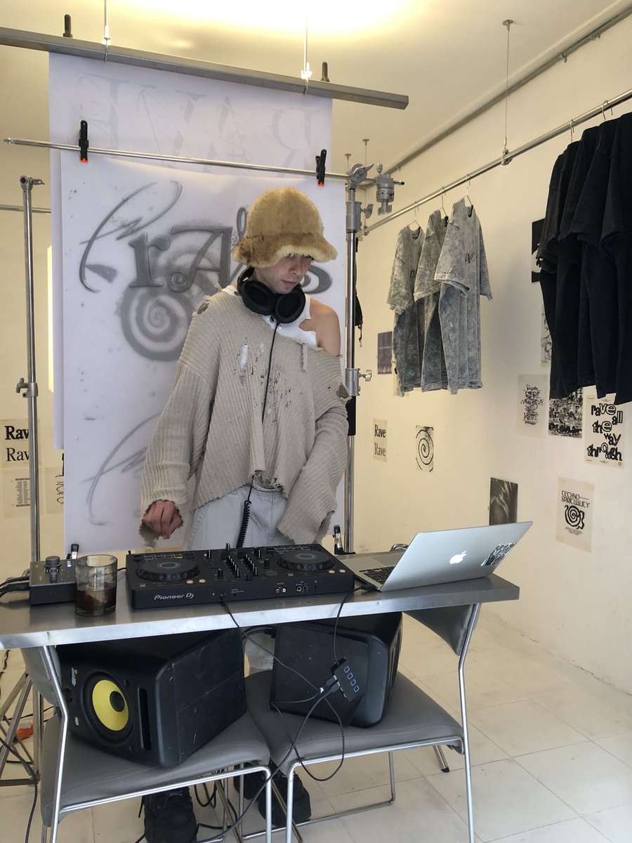 Content Slavery show, en <a href="/rretiemble/">Rretiemble</a>.