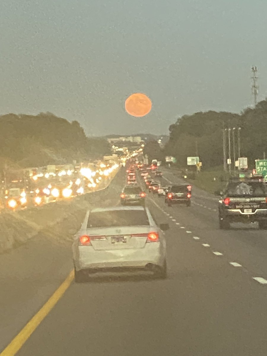 StewartSchmidt8's tweet photo. Moon over Neyland, I told y’all! 
GB🍊 https://t.co/ruYy2dA0Br
