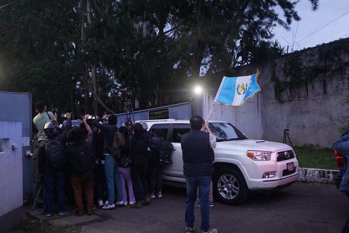 PlazaPublicaGT's tweet photo. #Ahora | José Rubén #Zamora sale de la prisión.

Vía: @JodyReporta 
📸: Laura García https://t.co/Ur2lHZAcVT