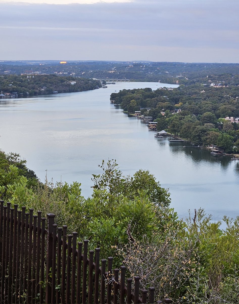 HollisMJP's tweet photo. #ATX #MountBonnell #Austin #Sunrise #Nature #Serenity #ColoradoRiver #MtBonnell #Texas https://t.co/RMDYHkuejv