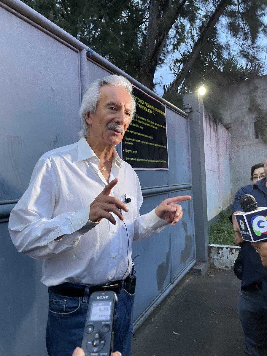 JodyReporta's tweet photo. #URGENTE El periodista José Rubén Zamora salió de la cárcel luego de más de 800 días encerrado. Se le ve feliz y preparado para enfrentar sus casos desde su casa. Estas son sus primeras declaraciones. https://t.co/j4dzFtngnF