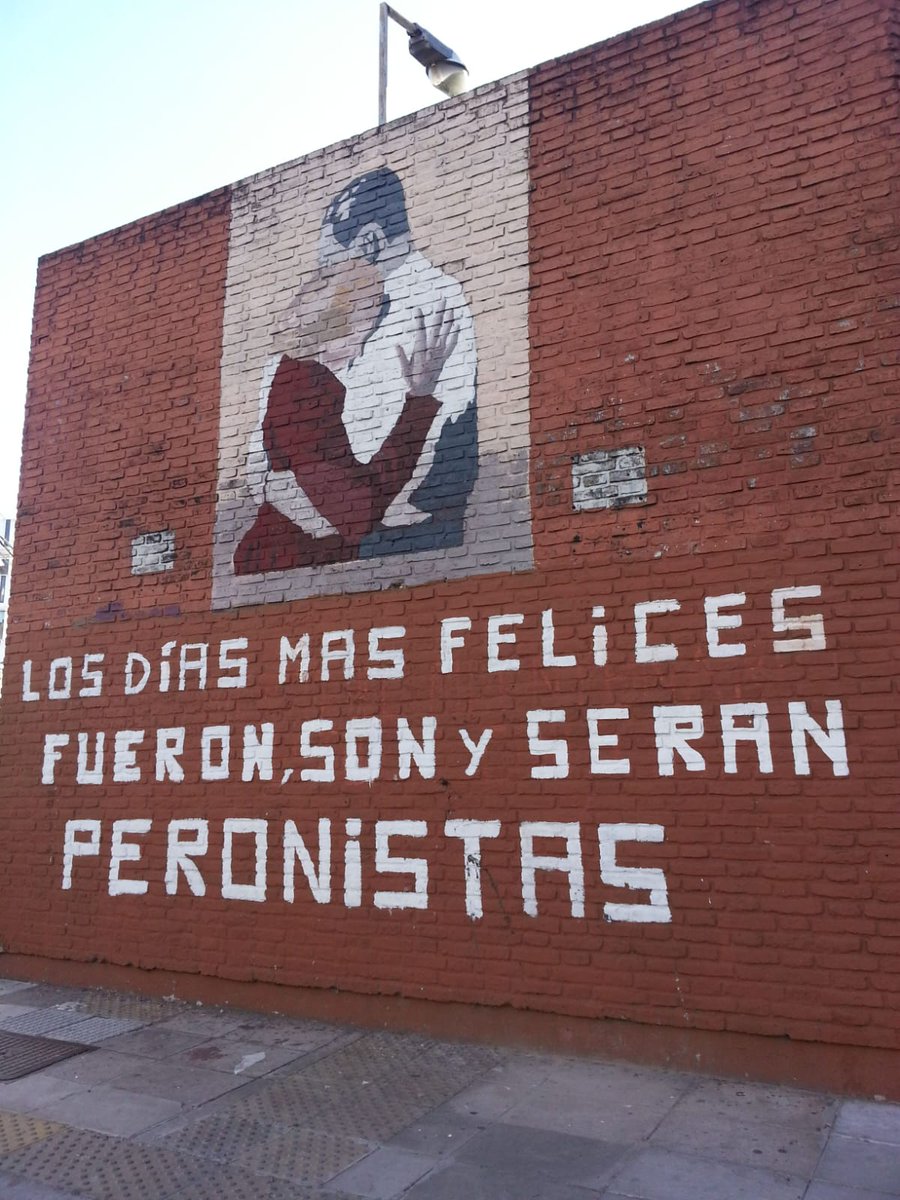 aquinteros90's tweet photo. La gente normal hoy: "Me colgué con el regalo de mi vieja" "Le hago un asadito a mamá" "Llevo helado del gusto que le gusta a mi madre"

Ellos: AHKUKACHORRO COMUNISMO TE BORRO UN MURAL QUE ESTÁ HACE 30 AÑOS EN SÁBADO https://t.co/Lf1cX2pzOf