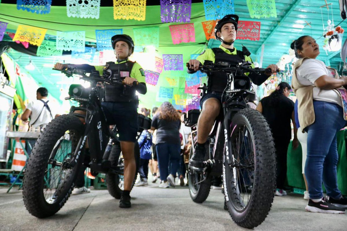 PoliciaGDL's tweet photo. Para que tapatías y tapatíos disfruten de la tradicional Feria del Cartón y del Juguete 2024 en el #ParqueMorelos, desplegamos un dispositivo de vigilancia para mantener un ambiente familiar.
#LaPolicíaQueTeCuida
#SomosEquipo
👮🏽♀️💀🌼🪀👮🏽♂️ https://t.co/iLgQrZynH5