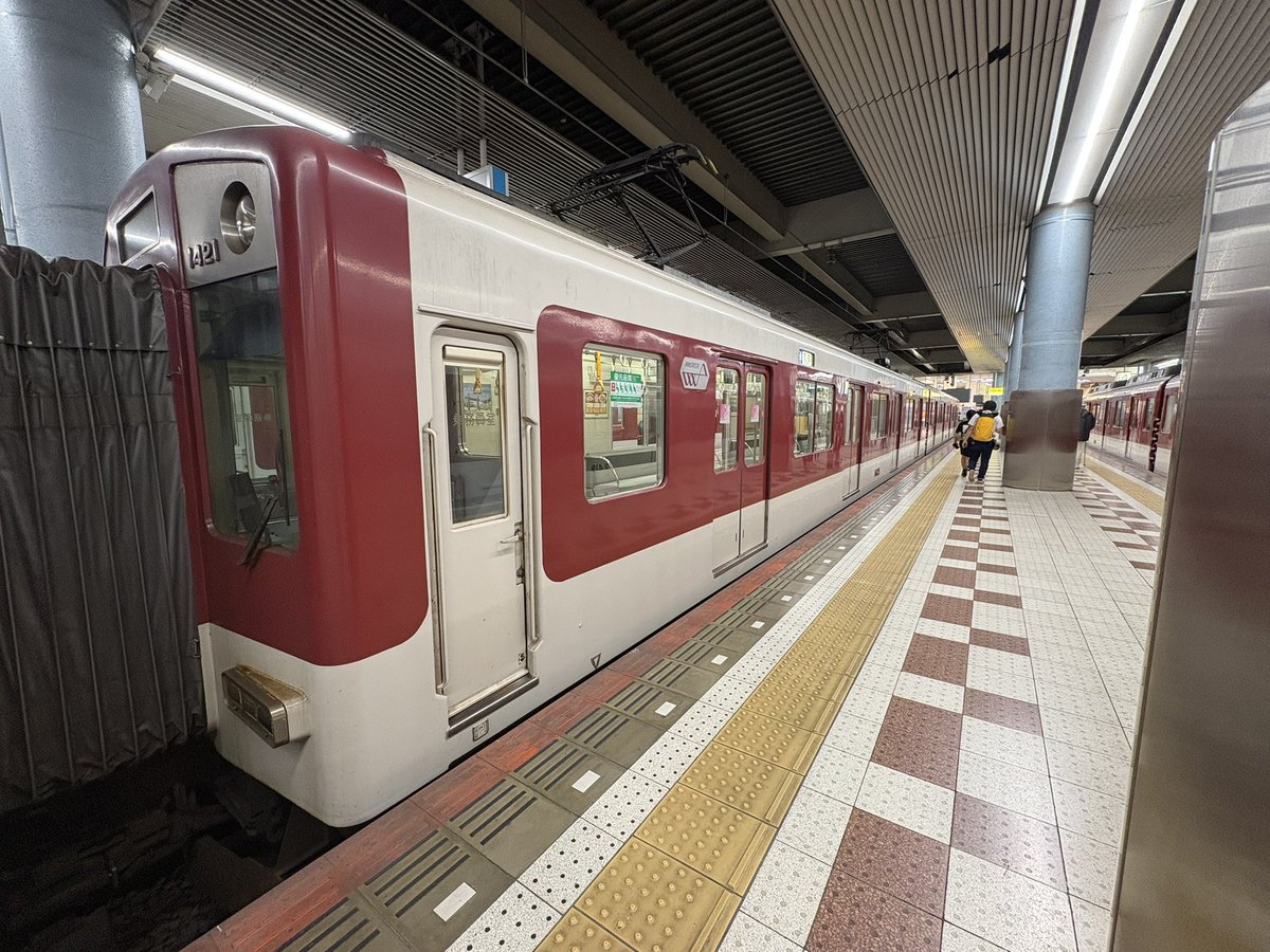 Yazawa0305's tweet photo. 9時00分発
尼崎行き普通の前に
黄色い電車行った😂
なんと1420系（VW21）でした｡
折り返し高安行き普通になりました｡
#近鉄
#1420系
#VW21 https://t.co/wFy2UkR8BP