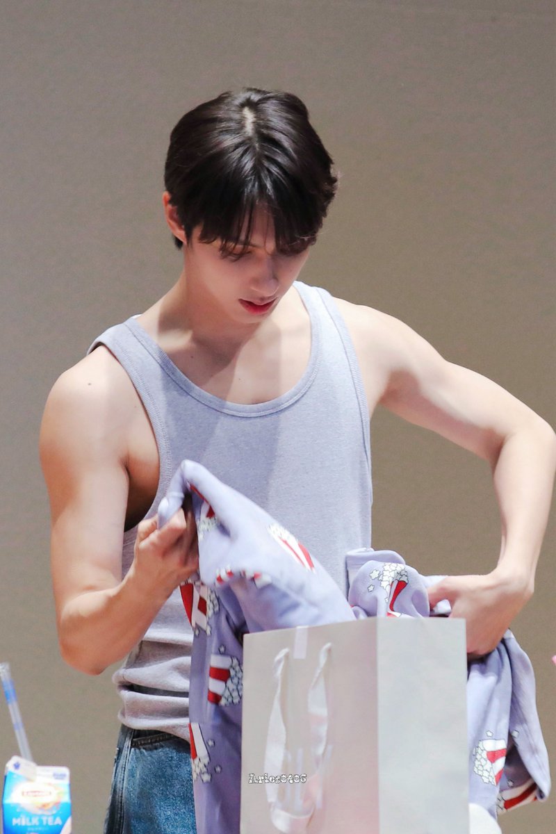 Aries04062's tweet photo. 241019 💪🏻💪🏻💪🏻
#준 #ジュン #JUN #문준휘 #文俊辉 #세븐틴 #SEVENTEEN https://t.co/H8FUSVPtku