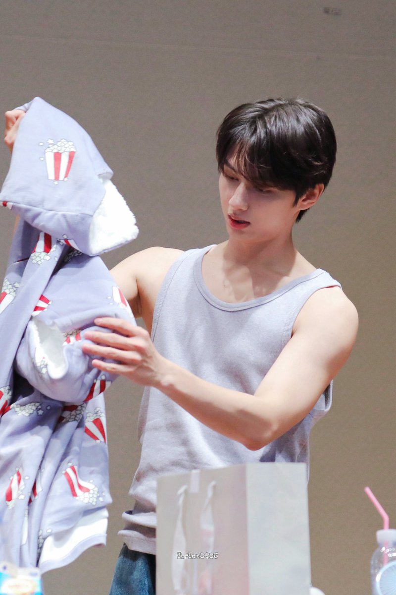 Aries04062's tweet photo. 241019 💪🏻💪🏻💪🏻
#준 #ジュン #JUN #문준휘 #文俊辉 #세븐틴 #SEVENTEEN https://t.co/H8FUSVPtku