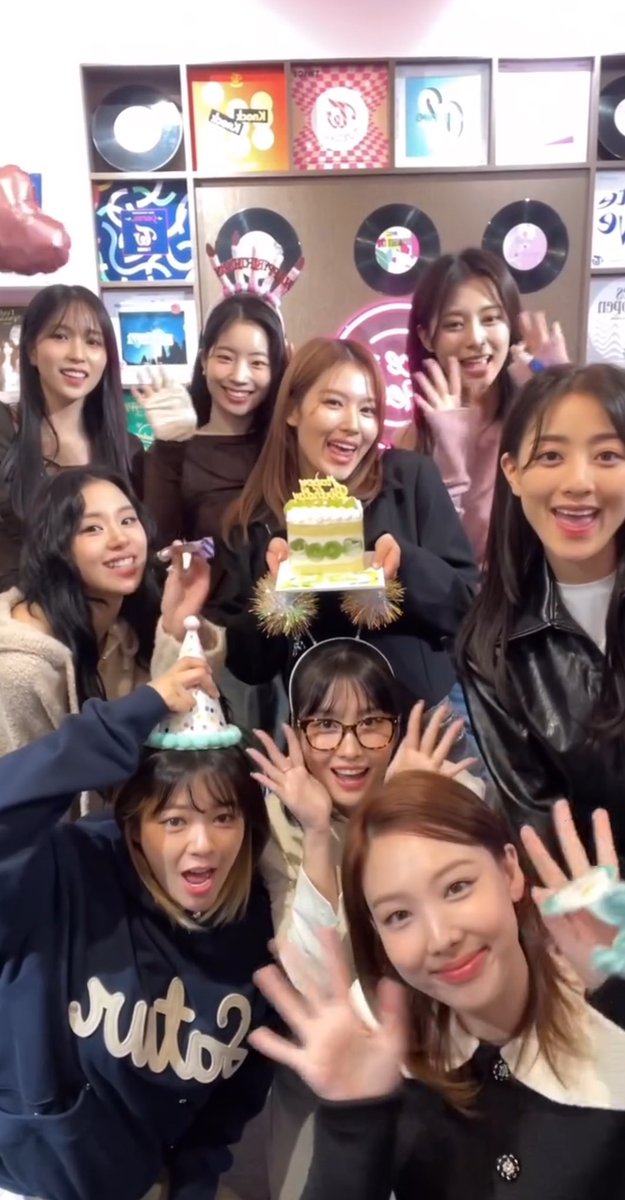 b_nwuf2's tweet photo. TWICEちゃん❤︎
デビュー9周年おめでとうꔛ♡
TWICEちゃんのおかげで今の私がいると言っても過言じゃないぐらいTWICEちゃんには感謝しかないです🕊️ずっと大好きだよ🫶🏻
#TWICE_9TH_ANNIVERSARY #HOME_9ROUND
#트와이스와_원스의_9번째_연대
#9YearsTogetherWithTWICE 
#ForeverWithYOUth_TWICE https://t.co/WZsaDz5Z3M