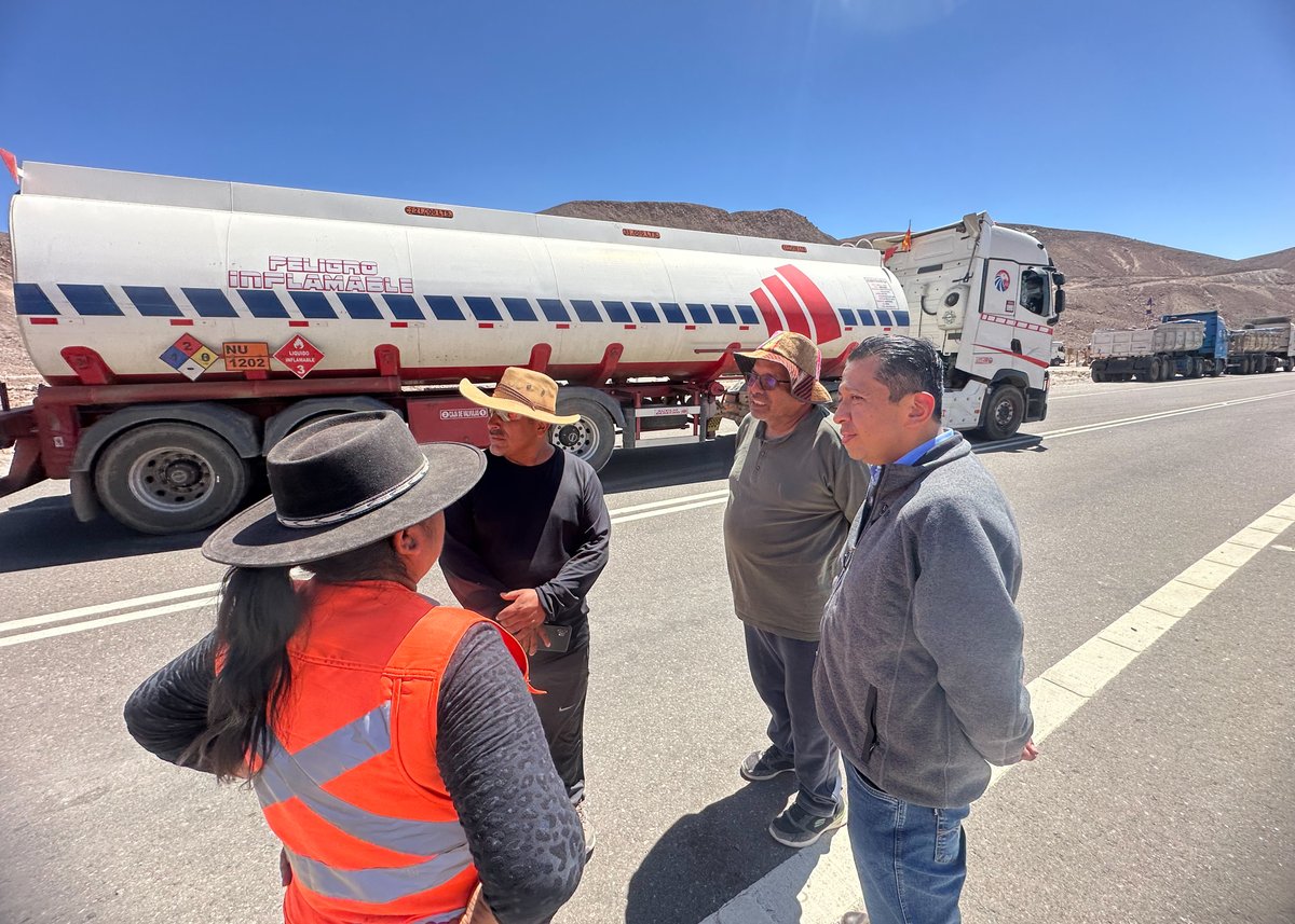 MRE_Bolivia's tweet photo. Nota de Prensa | Cancillería logra la flexibilización del bloqueo en Arica para el paso de cisternas
🔗 https://t.co/yvUBy3Q38D

#DiplomaciaDeLosPueblos #PorLaVida
#UnidosRumboAlBicentenario https://t.co/SCeZTMn5JK