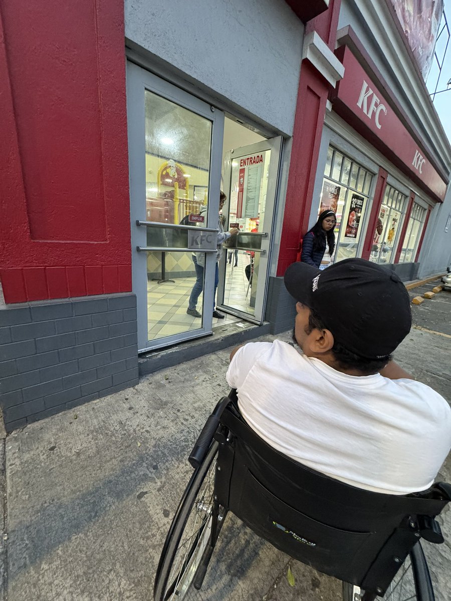 smu2's tweet photo. @KFC_MEXICO falta una rampa para poder entrar en silla de ruedas (calzada del hueso) https://t.co/qCgdSWcpE1