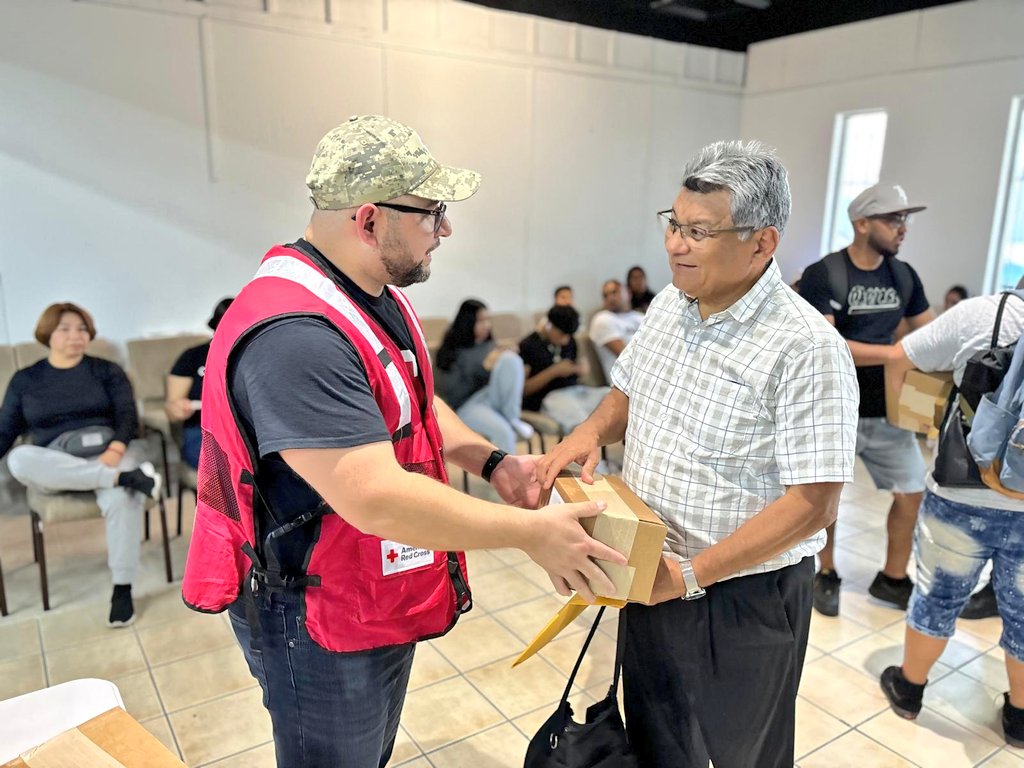 Gracias <a href="/RedCross/">American Red Cross</a> y sus capítulos en Florida: <a href="/SFLRedCross/">South Florida Red Cross</a>, <a href="/RedCrossNFL/">⛑ RedCrossNorthFlorida</a> y @RedCrossCFL por su presencia en el #ConsuladoMóvil🇲🇽 en Largo, Pinellas apoyando con 300 paquetes alimentarios a familias afectadas por el #HuracánMilton.

Si tienes la oportunidad, apoya a la Cruz Roja.