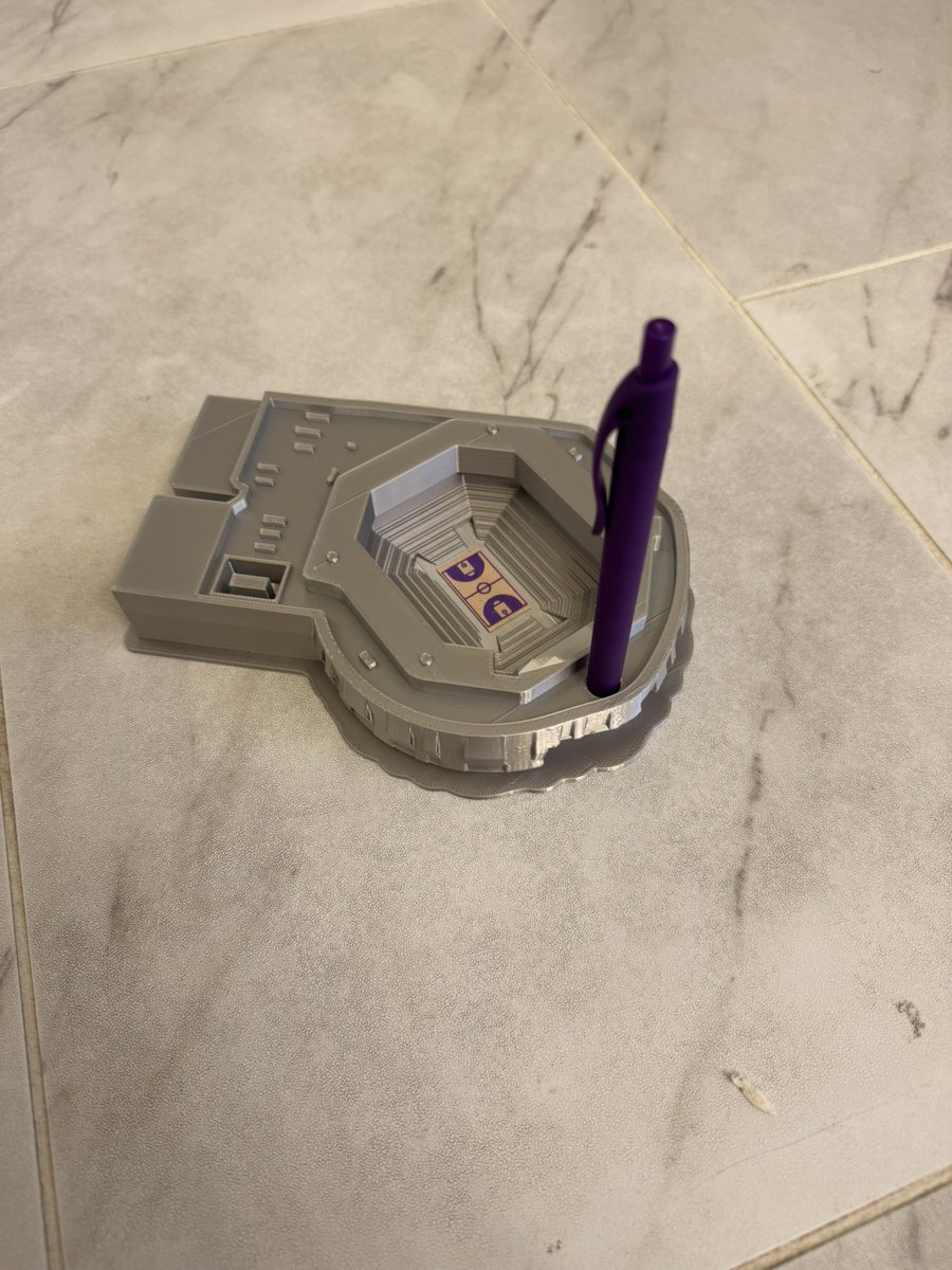 Want a mini golden one center for your desk? A season ticket member dissatisfied with the gift we got? Check out <a href="/apevny/">Andrew Pevny 🦊🏀👑</a> and his work. Support local and support so they can buy kings tickets! #lightthebeam #kings