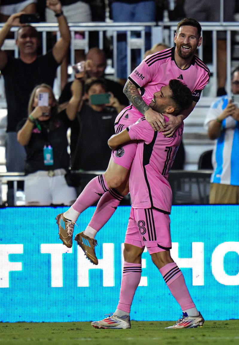 Messismo10's tweet photo. Messi llegó al último equipo de la MLS.

-Lo sacó campeón de dos títulos.

-En uno de los torneos convirtió gol en todos los partidos.

-Generó 5 asistencias en un mismo partido.

-Se convirtió en el máximo goleador histórico.

No se puede creer. https://t.co/TUkXqP3a7d