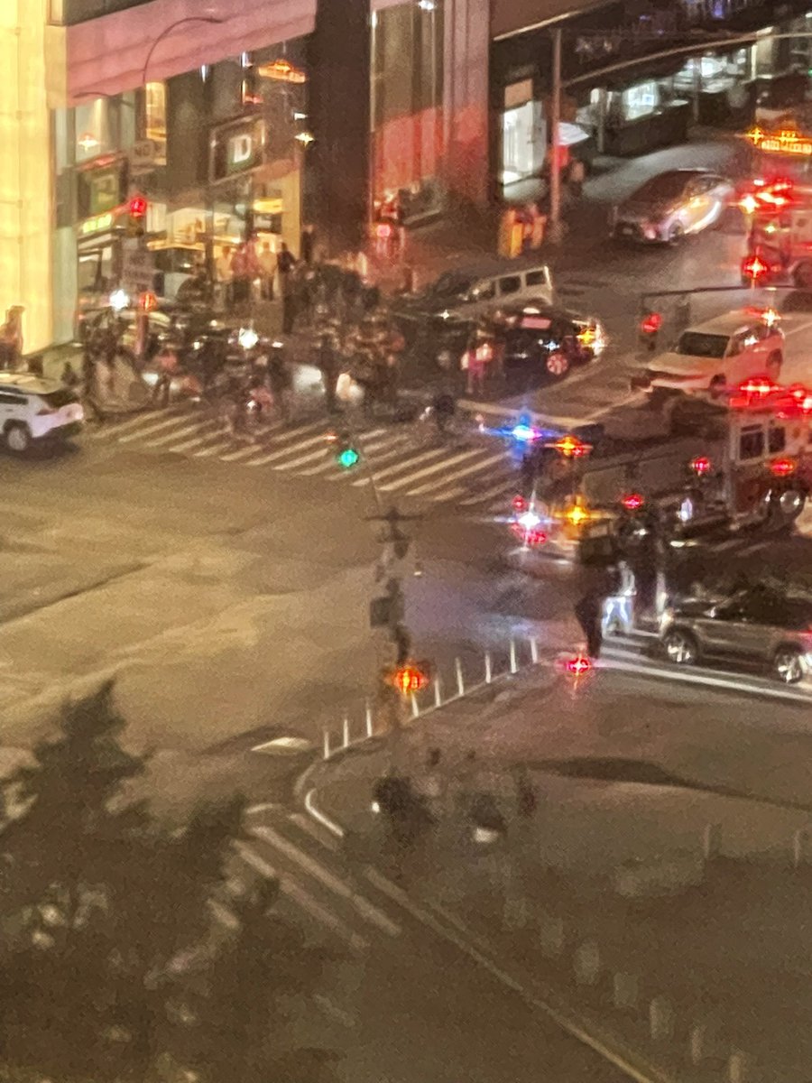 daveli21's tweet photo. Accident on Bowery and Canal https://t.co/97NpvDsckB