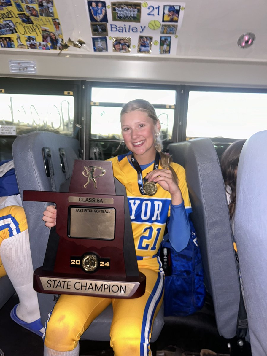 Bailey_Smith23's tweet photo. DID SOMEONE SAY STATE CHAMPS!!! I’m so very proud of my team and my pitcher she threw a great game. I am very blessed for all my opportunities and would like to thank God. I love my team and my coaches I am so proud. #Freshmanseason #PryorTigers #STATECHAMP See y’all next year! https://t.co/IWl1l35HCa