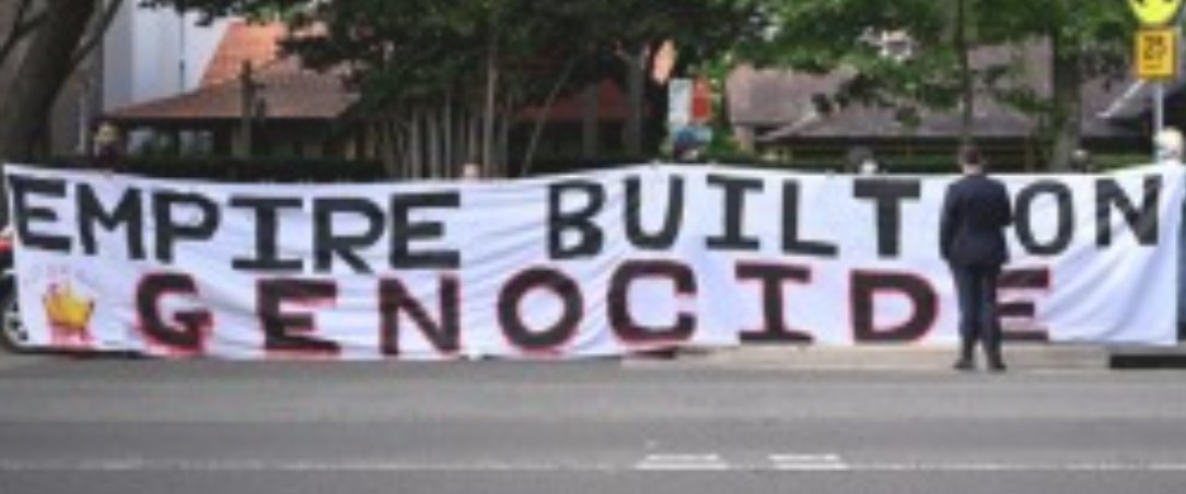 nomoremonarchs's tweet photo. Australian anti-monarchy banner says:
"EMPIRE BUILT ON GENOCIDE"
#bloodroyals #NotMyKing #AbolishTheMonarchy #FarewellOzTour https://t.co/wEpQ4rxw4a