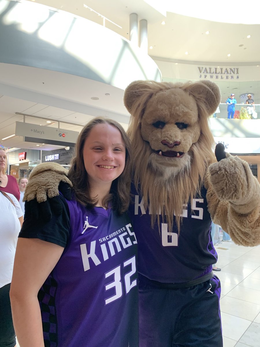 ITS_TAWNY's tweet photo. ⁦@SacramentoKings⁩ ⁦@NBA⁩ @Golden1Center⁩ @RosevilleGalleria #WestfieldGalleria #Slamson Made a VERY Special Girl VERY HAPPY today! She's still talking about how Slamson hugged her &amp; #MalikMonk  waved at her! THANK YOU! #KINGS #SACRAMENTOKINGS https://t.co/mgqanG3Irx