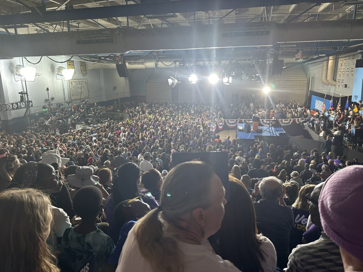 JenluvstheBoSox's tweet photo. @News3LV It’s a party in here!! #Harris_Walz2024 #VoteFightWin #ImWithHer https://t.co/pUI8l6RD2H