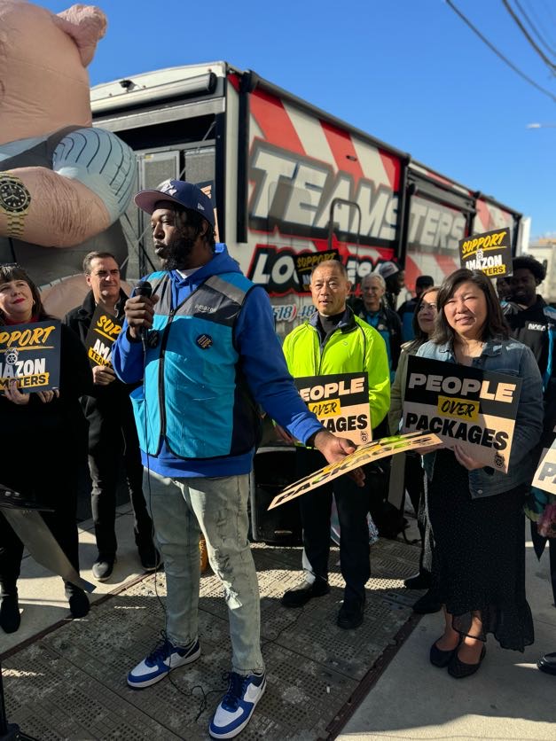 RepGraceMeng's tweet photo. This week I was proud to stand in solidarity with Teamsters Joint Council 16 & Amazon workers who voted to unionize in #Queens.
Strong unions create stronger communities. It's time for Amazon to recognize their unionized workers &, negotiate in good faith. #Maspeth https://t.co/J1hC11i9wc