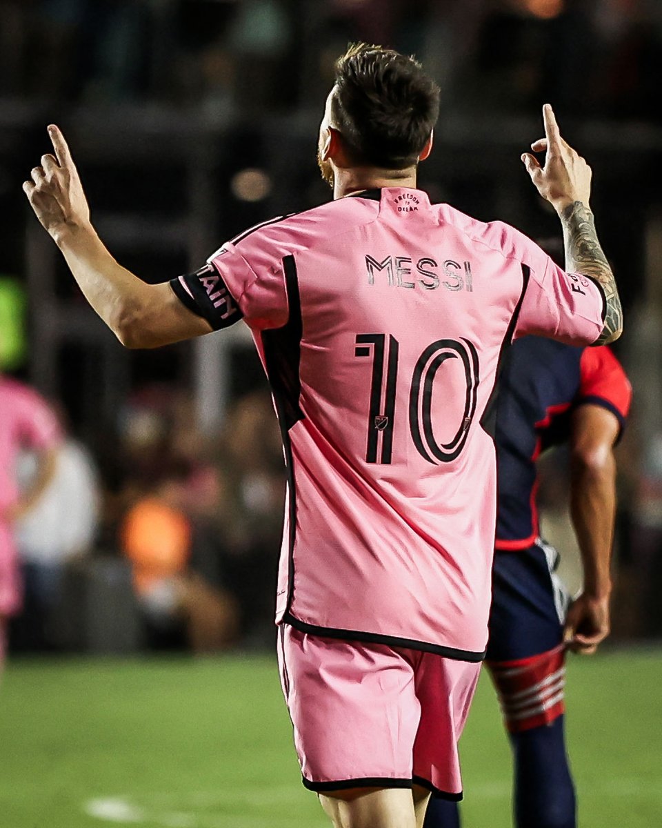 Tuesday: ⚽⚽⚽🎁🎁
Saturday: ⚽⚽⚽

Back-to-back hat tricks for Messi 🩵🩷