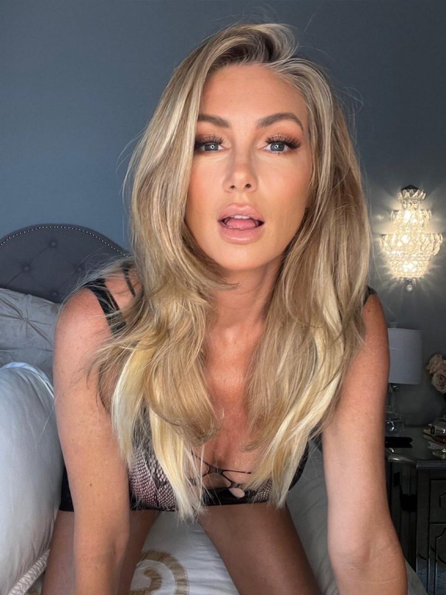 Following back a bunch of people today 💗 Retweet this and comment and I’ll follow you back 👀 😚