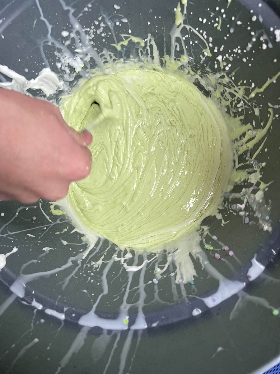 AnnaIyzed's tweet photo. TB to making slime 😍❤️ https://t.co/g5tbcILTZB