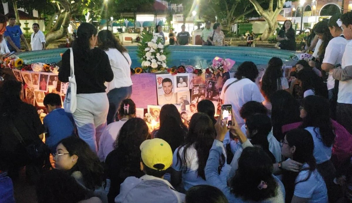 PortadaNoticias's tweet photo. Arman altar con fotos y veladoras de Liam Payne en Tuxtla Gutiérrez 

Fans del recién fallecido cantante de One Direction se contactaron vía redes sociales para realizar esta actividad en las cercanías de la catedral San Marcos. https://t.co/q5G4ylkuoO