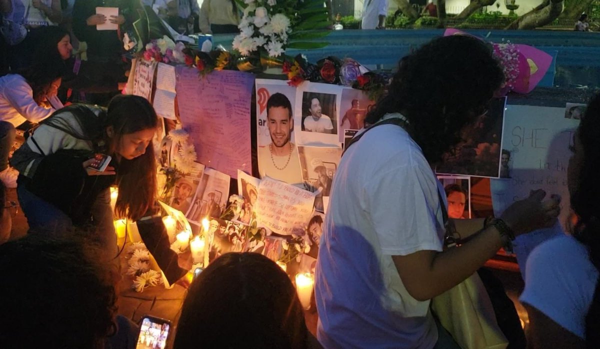 PortadaNoticias's tweet photo. Arman altar con fotos y veladoras de Liam Payne en Tuxtla Gutiérrez 

Fans del recién fallecido cantante de One Direction se contactaron vía redes sociales para realizar esta actividad en las cercanías de la catedral San Marcos. https://t.co/q5G4ylkuoO