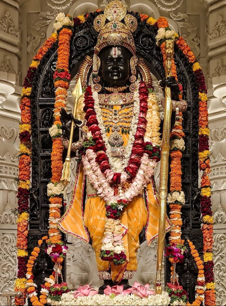 Ayodhya Darshan (@shriayodhya_) on Twitter photo ЁЯФ╕рдкреНрд░рднреБ рднрд╛рд╡ рдХреЗ рднреВрдЦреЗ рд╣реИрдВЁЯФ╕
рдПрдХ рдЖрд▓рд╕реА рд▓реЗрдХрд┐рди рднреЛрд▓рд╛рднрд╛рд▓рд╛ рдпреБрд╡рдХ рдерд╛ "рдЖрдирдВрдж"ред рджрд┐рди рднрд░ рдХреЛрдИ рдХрд╛рдо рдирд╣реАрдВ рдХрд░рддрд╛ рдмрд╕ рдЦрд╛рддрд╛ рд╣реА рд░рд╣рддрд╛ рдФрд░ рд╕реЛрдП рд░рд╣рддрд╛ред рдШрд░ рд╡рд╛рд▓реЛрдВ рдиреЗ рдХрд╣рд╛ рдЪрд▓реЛ рдЬрд╛рдУ рдирд┐рдХрд▓реЛ рдШрд░ рд╕реЗ, рдХреЛрдИ рдХрд╛рдо рдзрд╛рдо рдХрд░рддреЗ рдирд╣реАрдВ рд╣реЛ рдмрд╕ рдкрдбрд╝реЗ рд░рд╣рддреЗ рд╣реЛред
рд╡рд╣ рдШрд░ рд╕реЗ рдирд┐рдХрд▓ рдХрд░ рдпреВрдВ рд╣реА рднрдЯрдХрддреЗ рд╣реБрдП рдПрдХ рдЖрд╢реНрд░рдо рдкрд╣реБрдВрдЪрд╛ред рд╡рд╣рд╛рдВ рдЙрд╕рдиреЗ рджреЗрдЦрд╛ рдХрд┐ рдПрдХ рдЧреБрд░реБрдЬреА ЁЯФ╕рдкреНрд░рднреБ рднрд╛рд╡ рдХреЗ рднреВрдЦреЗ рд╣реИрдВЁЯФ╕
рдПрдХ рдЖрд▓рд╕реА рд▓реЗрдХрд┐рди рднреЛрд▓рд╛рднрд╛рд▓рд╛ рдпреБрд╡рдХ рдерд╛ "рдЖрдирдВрдж"ред рджрд┐рди рднрд░ рдХреЛрдИ рдХрд╛рдо рдирд╣реАрдВ рдХрд░рддрд╛ рдмрд╕ рдЦрд╛рддрд╛ рд╣реА рд░рд╣рддрд╛ рдФрд░ рд╕реЛрдП рд░рд╣рддрд╛ред рдШрд░ рд╡рд╛рд▓реЛрдВ рдиреЗ рдХрд╣рд╛ рдЪрд▓реЛ рдЬрд╛рдУ рдирд┐рдХрд▓реЛ рдШрд░ рд╕реЗ, рдХреЛрдИ рдХрд╛рдо рдзрд╛рдо рдХрд░рддреЗ рдирд╣реАрдВ рд╣реЛ рдмрд╕ рдкрдбрд╝реЗ рд░рд╣рддреЗ рд╣реЛред
рд╡рд╣ рдШрд░ рд╕реЗ рдирд┐рдХрд▓ рдХрд░ рдпреВрдВ рд╣реА рднрдЯрдХрддреЗ рд╣реБрдП рдПрдХ рдЖрд╢реНрд░рдо рдкрд╣реБрдВрдЪрд╛ред рд╡рд╣рд╛рдВ рдЙрд╕рдиреЗ рджреЗрдЦрд╛ рдХрд┐ рдПрдХ рдЧреБрд░реБрдЬреА