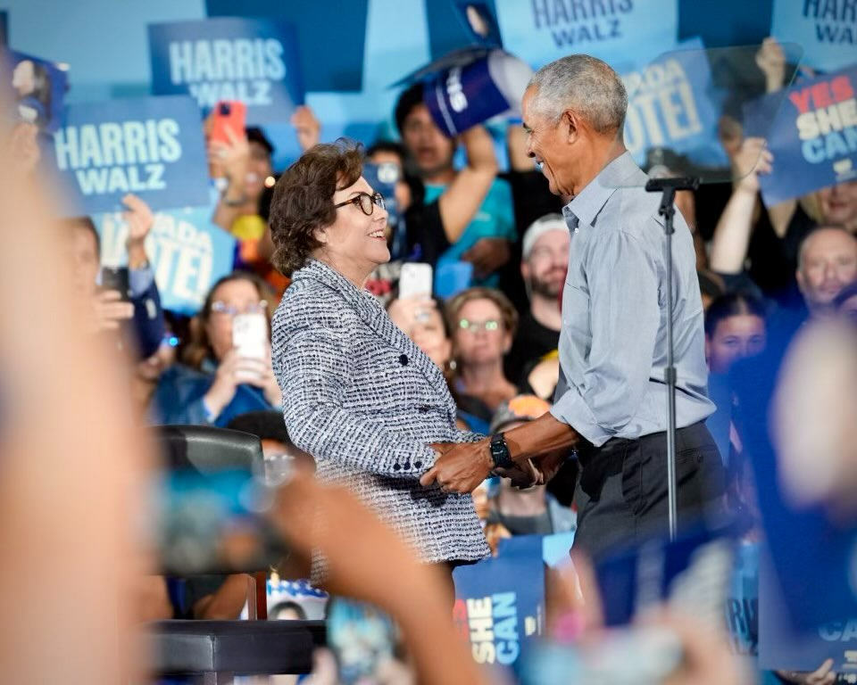 RosenforNevada's tweet photo. .@BarackObama got Las Vegas fired up! With just 17 days to go, we’re mobilizing, organizing, and talking to Nevadans about everything that’s on the line in this election, from lowering costs to restoring reproductive freedom. Let’s bring it home, Nevada! https://t.co/x0E8tyR8qt