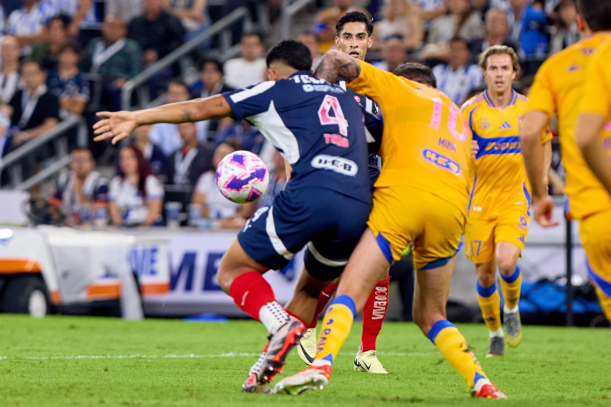 SancadillaNorte's tweet photo. El "Toro" Guzmán se le cuadra a Gignac. https://t.co/VUvXodxw8M