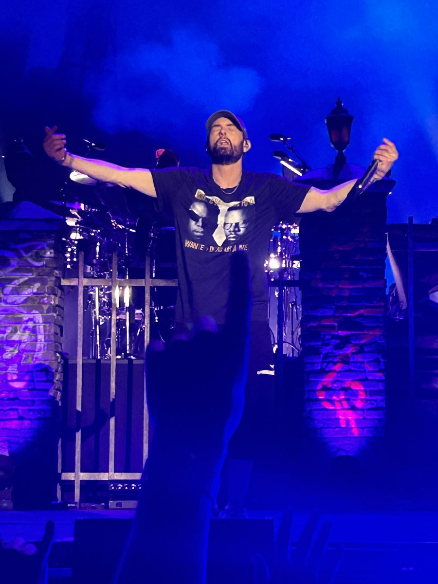 vaddykai's tweet photo. The greatest!🔥☝️ #Eminem #formula1 https://t.co/c2EDLSCKGD