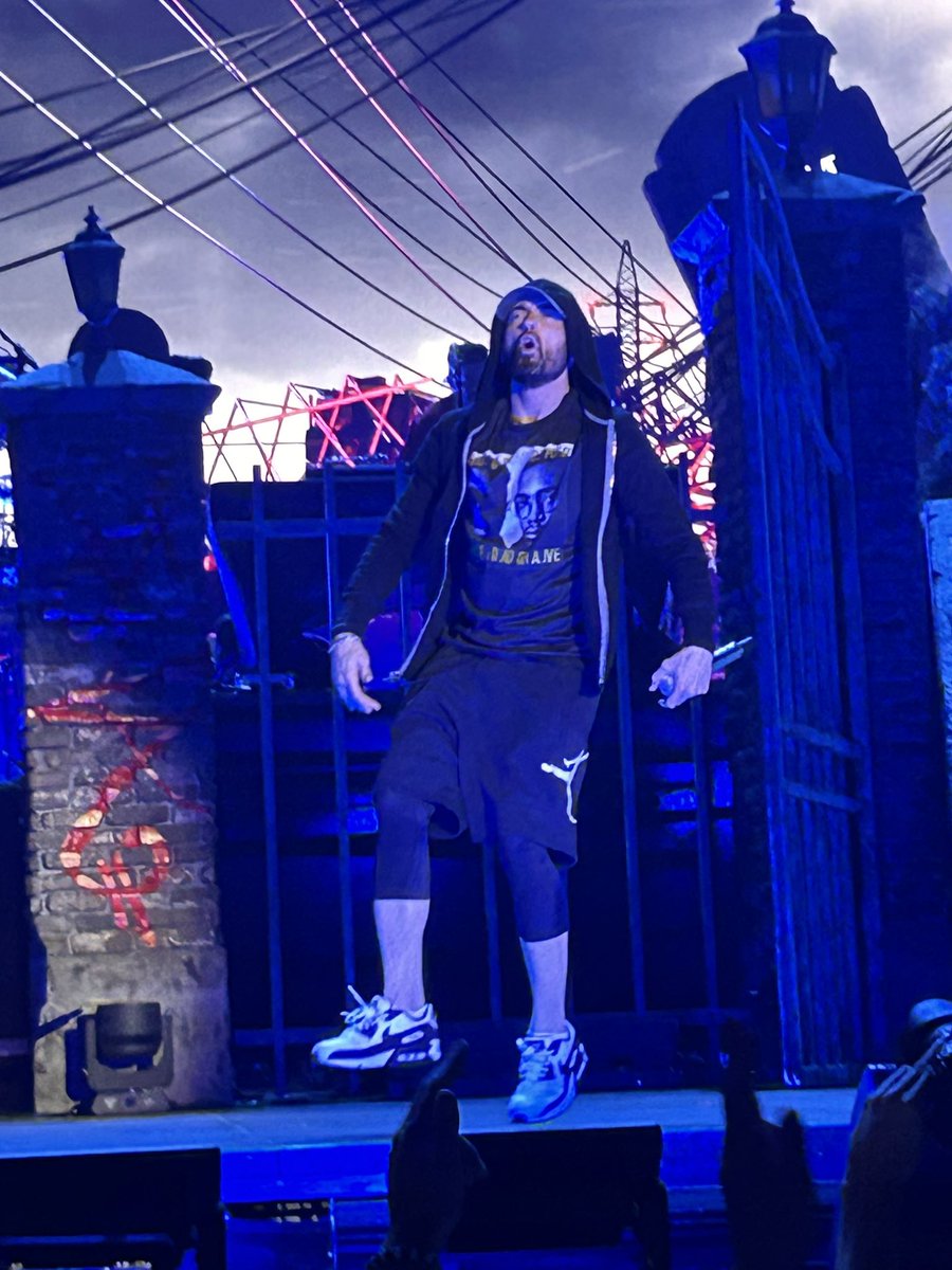 vaddykai's tweet photo. The greatest!🔥☝️ #Eminem #formula1 https://t.co/c2EDLSCKGD