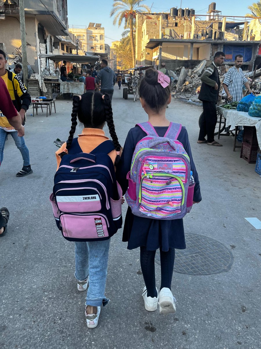 I saw them again this morning, always a few steps ahead of me.. Despite the long night of Israeli bombardments on our neighborhood of refuge, the new hairstyle was flawless.

Because we may be forced to leave home with only one outfit, but we can't show up to school with the same