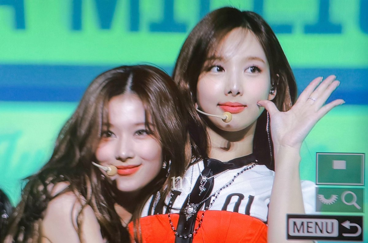 nyfor922's tweet photo. 241020 HOME9ROUND 사나연🐰🩷🐹

#나연 #NAYEON #사나 #SANA 
#트와이스 #TWICE https://t.co/iMINqIU4k9