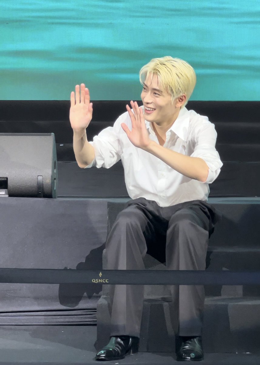 แจฮยอนตอนก่อนไฮบายน่ารักมากก ตอนแรกเค้าให้ยืน แจนก็แบบมองๆบันได ทำหน้าคิดแปปนึง ถอยหลังเนียนๆมานั่ง บ๊ายบายๆพร้อมแล้วค้าบบบบ เดินมาเยยๆๆๆ น่ารักมากๆๆๆ
#gohairxJaehyun