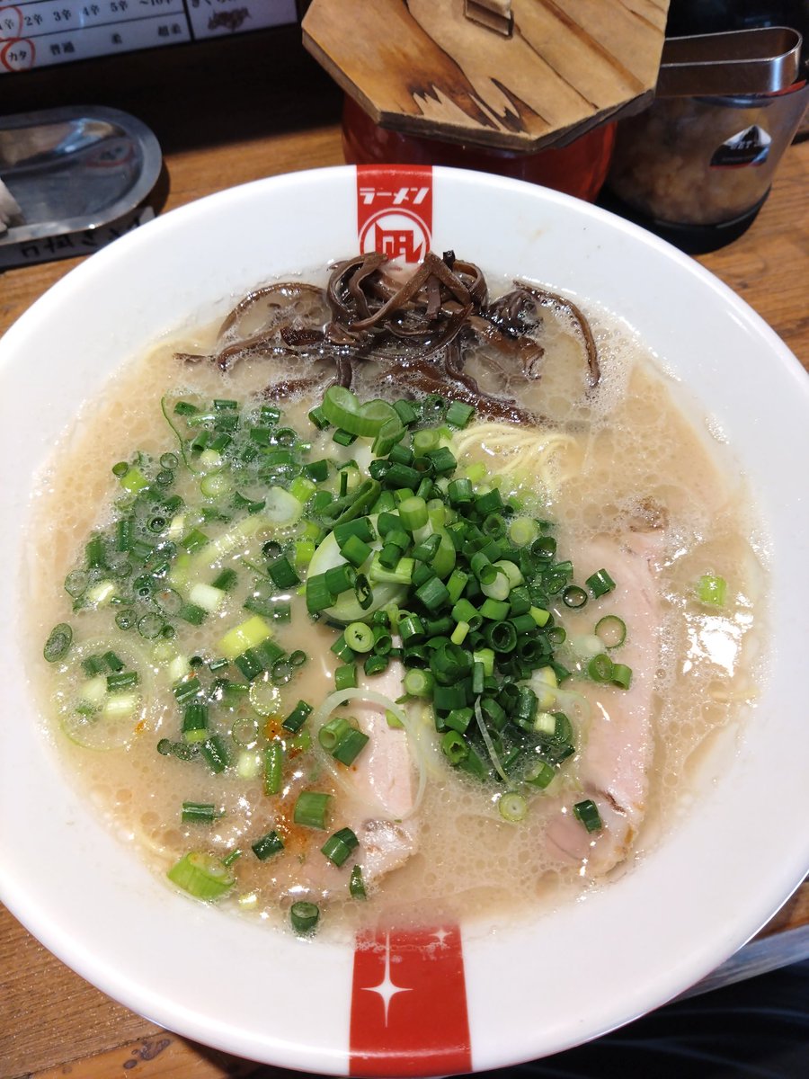 colopl_153315's tweet photo. ラーメン凪 BUTAO渋谷店@渋谷🍜
生田さんのプレゼント企画でいただいた御守を持ってくるの忘れた💦
クセのないクリーミー豚骨スープうまい🤤
続く。、
#豚王 #BUTAO #ラーメン凪
#ラ飲み #としおT https://t.co/rQ1PJOiBew