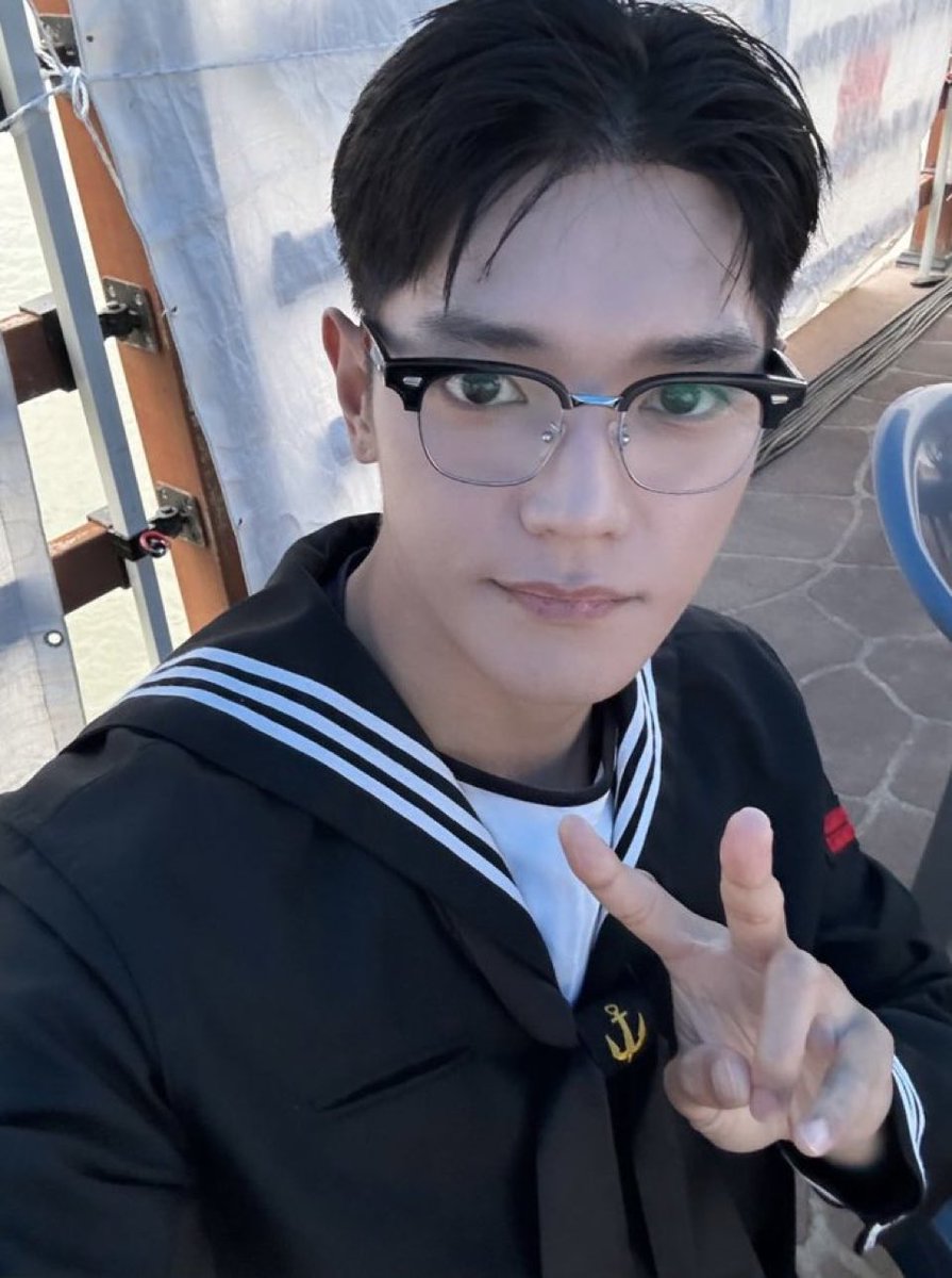 bbnqevo_'s tweet photo. 好煩耶～ 他一定知道自己戴眼鏡很帥 https://t.co/n0icKLBahv